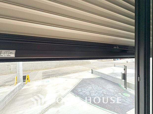 戸建にも防犯機能のシャッターを完備しております。寒い冬でも部屋の中から開閉が可能です。わざわざ窓を開ける必要がないため室内の温かい空気を一切逃がさず、毎日の暮らしをいつでも快適にサポートしてくれます。