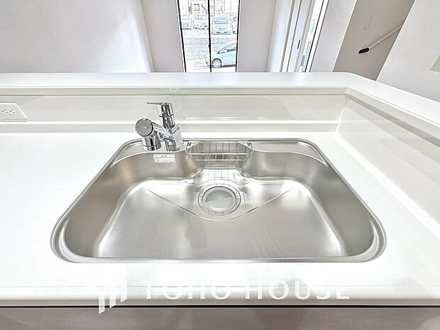 安全でおいしい水が手軽に。ボタン一つで浄水と原水をスムーズに切り替えられる浄水器一体型水栓を使用。蛇口まわりがすっきり美しく収まるデザインで、大切な家族の健康的な食生活をいつでも優しくサポートします。