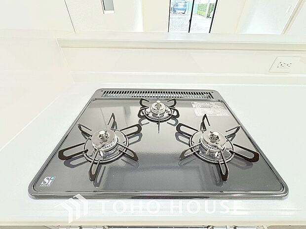 3口コンロは一度に複数のお料理を作ることができるメリットがあります。毎日のキッチンタイムを効率よく。テキパキと調理が進むことで時間にゆとりが生まれ、ご家族と笑顔で囲む食卓がより豊かで温かなひとときに。