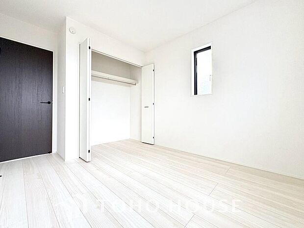 笑顔が溢れ、会話が弾む豊かな時を過ごすことができる空間で、お住まいになった幸せをかみしめてください。ゆとりある広さを誇るお部屋は、お気に入りの家具を自由に配置して、自分だけの快適な空間を創り出せます。