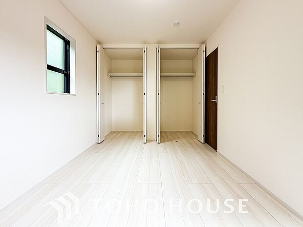 心身ともにゆったりと安らげる主寝室。寝室のゆとりが大きい分だけ、暮らしの安らぎは深まります。一日の疲れを癒やすプライベート空間にふさわしい落ち着きと広さを確保し、上質な眠りと快適な朝を迎えるお部屋に。