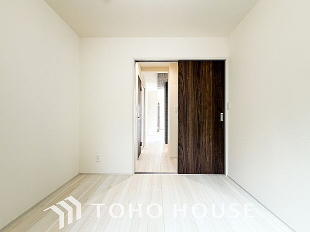 お子さまの心と身体を見守る子供部屋として、小さな自立心を育むお部屋作りを見越してご覧下さい。成長に合わせてレイアウトを変更しやすく、のびのびと過ごせる設計に。将来の夢や個性を豊かに育む安心の空間です。