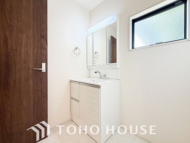 忙しい朝であっても、落ち着きとくつろぎを感じられる空間の中で気持ちよく身だしなみを整えられます。ゆとりある広さと使いやすい設計が施され、慌ただしい朝の準備も焦らず、笑顔で快適にスタートできる洗面空間。