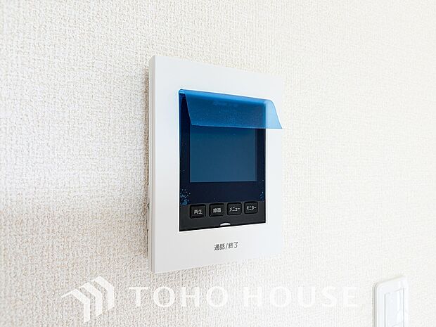 「見える安心」を実現するために、誰が訪れてもすぐにわかるようモニター付きインターホンを設置しました。ドアを開けずに室内から安全に相手を確認・対応できるため、お子様のお留守番や防犯面でも心強い設備です。