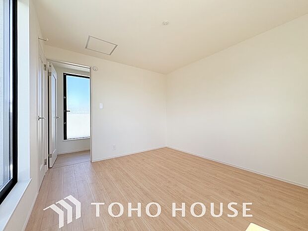 お子様の心と身体を見守る子供部屋として、小さな自立心を育むお部屋作り、を見越してご覧下さい。プライベートな時間を大切にしながら、のびのびと自分らしさを育み、健やかに成長できる、快適な空間を実現します。