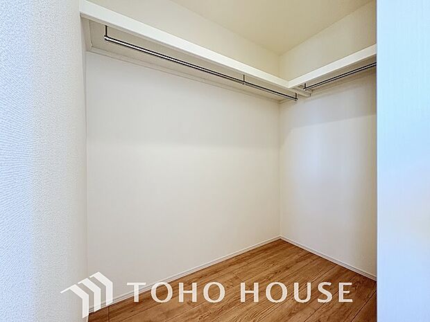 たっぷりと荷物が収納できるよう、ウォークインクローゼットを完備しました。実際の大きさや、広さの感覚は、画像とは異なりますので、ぜひ現地に足を運んでいただき、ご自身の目でその魅力を確かめてみてください。