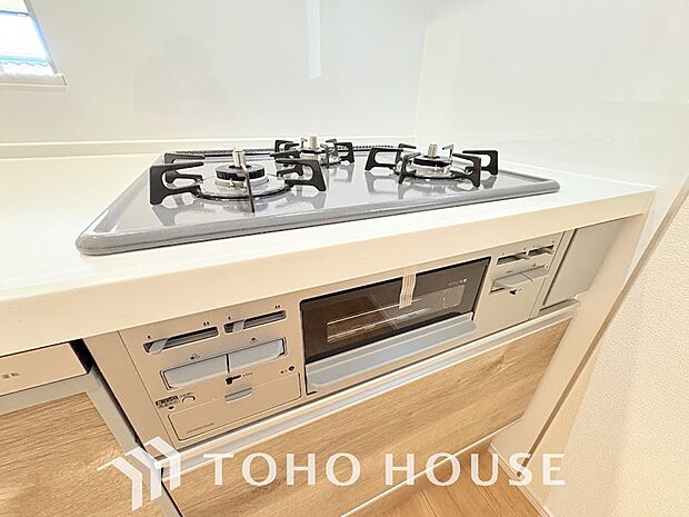 毎日料理をする方や、品数を多く作りたいご家族に、嬉しい3口コンロ。複数の調理を同時に進められるため、忙しい時間帯の夕食準備もスムーズにはかどります。料理の効率と、楽しさを広げてくれる、必須の設備です。