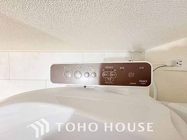 清潔で快適なトイレタイムをサポートする、温水洗浄便座を完備しました。気になるニオイを抑える脱臭機能なども備えており、いつも爽やかで心地よい空間を保ちます。日々の暮らしに寄り添う嬉しいこだわり設備です。