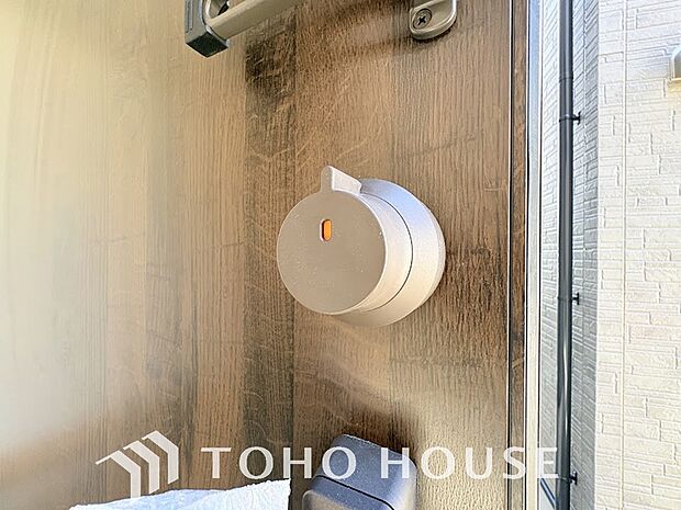 毎日の「施錠・解錠」がスマートになる電子錠・カードキーシステム。合鍵を作られにくく、ピッキングの手口が通用しないため、防犯対策に非常に効果的です。先進のセキュリティで、日々の暮らしに安心を提供します。