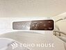 設備：清潔で快適なトイレタイムをサポートする、温水洗浄便座を完備しました。気になるニオイを抑える脱臭機能なども備えており、いつも爽やかで心地よい空間を保ちます。日々の暮らしに寄り添う嬉しいこだわり設備です。