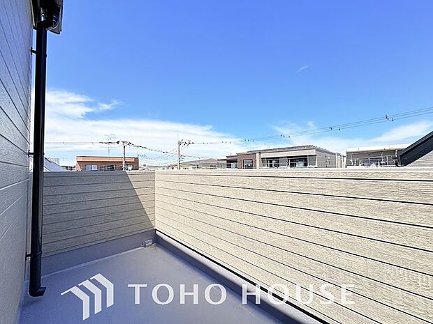 頬をなでる優しい風を感じ、つい深呼吸をしたくなる気持ちの良い眺望が広がるバルコニー。暖かい陽ざしがたっぷりと差し込む空間は晴れた日には洗濯物もよく乾き、毎日の家事タイムも心地よい時間に変えてくれます。