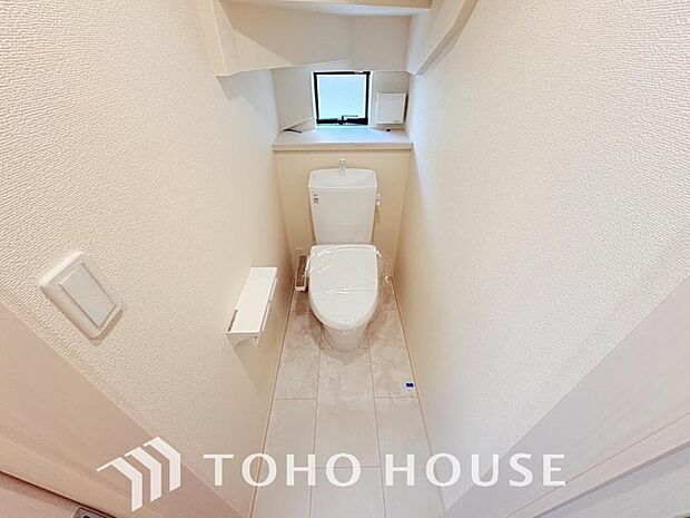 清潔な空間を保てるよう、お手入れのしやすさにもこだわり、汚れをサッと拭き取れる床材と壁紙を採用。快適な温水洗浄便座に加え、手洗い一体型のトイレはスペースの節約ができ、ゆったりとした空間が確保できます。