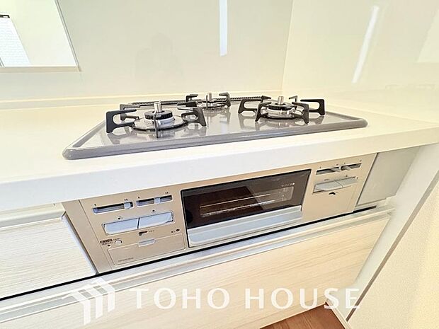 毎日料理をする方や、品数を多く作りたいご家族に、嬉しい3口コンロ。複数の調理を同時に進められるため、忙しい時間帯の夕食準備もスムーズにはかどります。料理の効率と、楽しさを広げてくれる、必須の設備です。