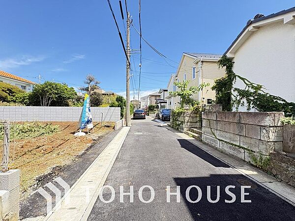 周辺環境とのコラボレーションにより明るく開放的な空間を演出しております。