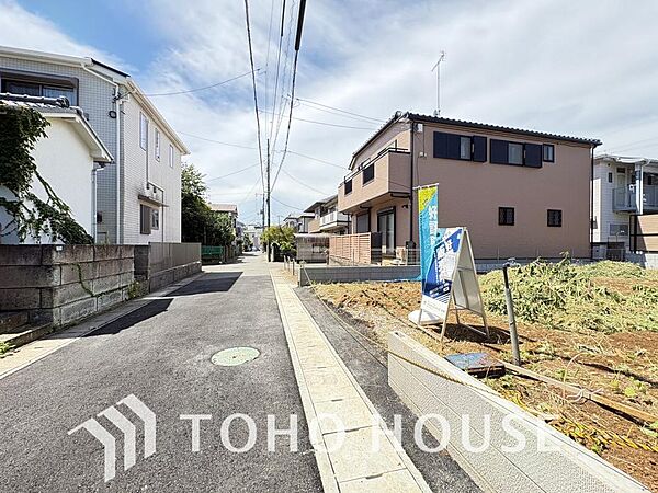 街並みの風景に包み込まれながら、瀟洒な印象も湛えて佇みます。