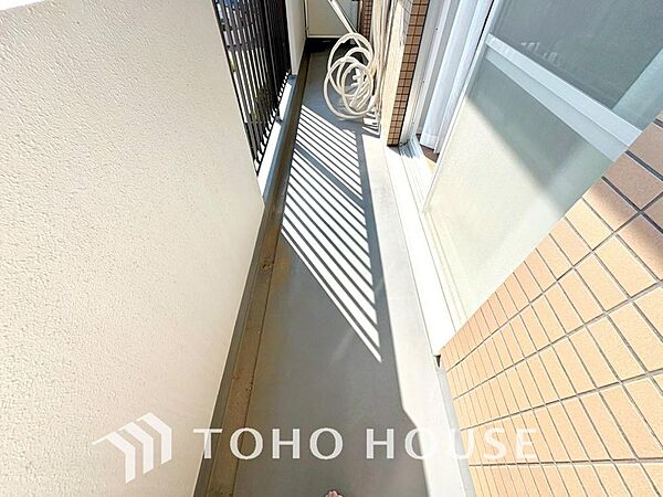 暖かい陽ざしが差込むバルコニー。晴れた日には、洗濯物が良く乾きます。風通しも良好です。