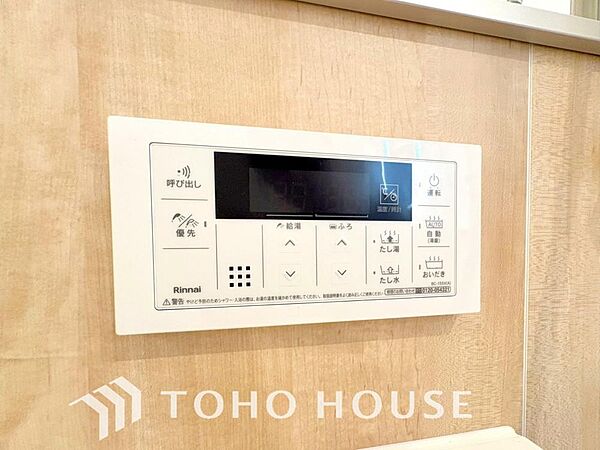 スイッチひとつで、自動のお湯張りから保温、追い焚きまでこなす便利なオートバス機能。忙しい毎日でも、ボタンを押すだけでいつでも適温の湯船に浸かることができ、一日の疲れを癒やす快適なバスタイムを叶えます。