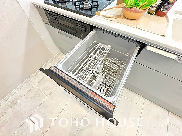 すっきり収まるビルトイン食洗機。手洗いでは難しい高温のお湯や、高圧水流を使うことにより、頑固な油汚れも、効果的に落とすことができます。家事の時間を大幅に短縮し、毎日の暮らしにゆとりをもたらす設備です。