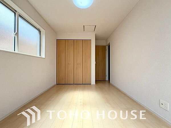心身ともにゆったりと安らげる主寝室。寝室のゆとりが大きい分だけ、暮らしの安らぎは深まります。一日の疲れを癒やすプライベート空間にふさわしい落ち着きと広さを確保し、上質な眠りと快適な朝を迎えるお部屋に。