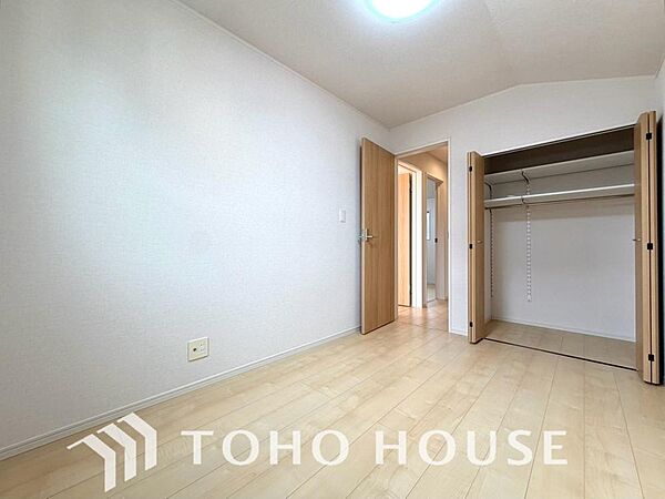 お子さまの心と身体を見守る子供部屋として、小さな自立心を育むお部屋作りを見越してご覧下さい。成長に合わせてレイアウトを変更しやすく、のびのびと過ごせる設計に。将来の夢や個性を豊かに育む安心の空間です。