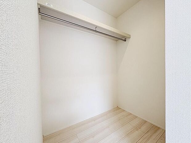 たっぷりと荷物が入るよう、ウォークインクローゼットを完備いたしました。衣類はもちろん、かさばる季節物や大型の荷物まで機能的に一括収納。お部屋をすっきりと美しく保ち、居住空間をより広々と有効に使えます。