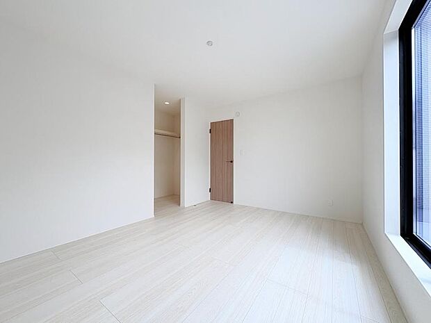 笑顔が溢れ、会話が弾む豊かな時を過ごすことができる空間で、お住まいになった幸せをかみしめてください。ゆとりある広さを誇るお部屋は、お気に入りの家具を自由に配置して、自分だけの快適な空間を創り出せます。