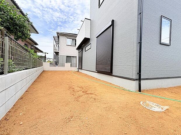 ここに住まう方々へ余すこと無く太陽の恵みを届けられるように、計画・設計されております。明るい陽射しが部屋の奥まで差し込み、毎日の暮らしを健やかに包み込みながら、家族の笑顔あふれる温かな空間を叶えます。