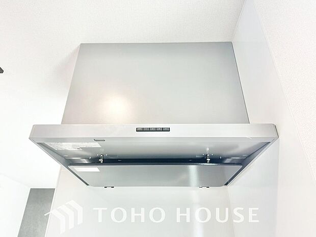 調理中の煙やニオイを効率よく吸い込み、リビングまで快適な空気環境を保つレンジフード。お部屋に生活臭が広がるのを防いで、いつでもクリーンな空間を維持します。毎日の料理時間を足元から支える必須の設備です。