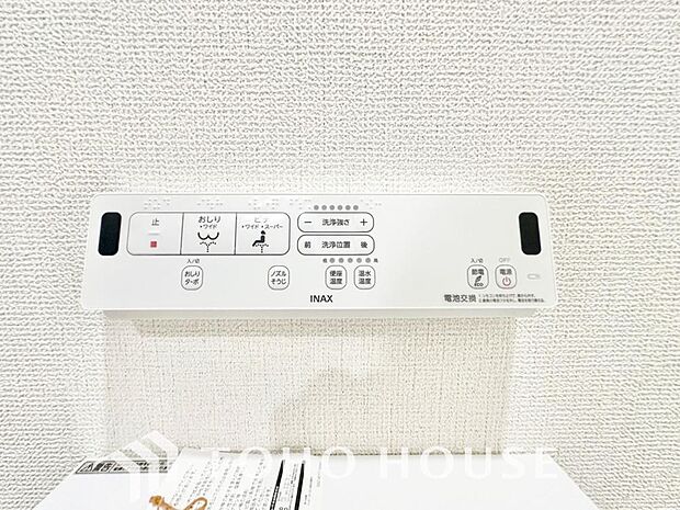 寒い冬でも快適な温水洗浄便座を完備。便座カバーを使わずに済むため、衛生面が気になる方も安心です。日々のお手入れがしやすく、清潔な状態を維持できます。いつでも温かい便座が毎日の快適な暮らしを支えます。