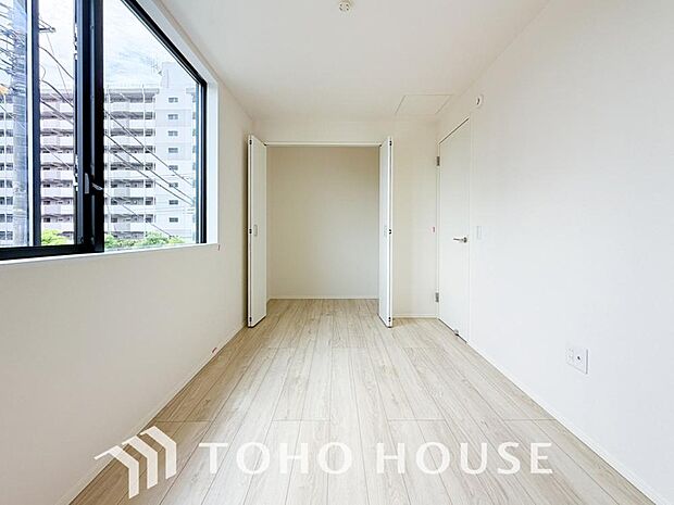 笑顔が溢れ、会話が弾む豊かな時を過ごすことができる空間で、お住まいになった幸せをかみしめてください。ゆとりある広さを誇るお部屋は、お気に入りの家具を自由に配置して、自分だけの快適な空間を創り出せます。