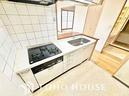 美しく使いやすい、優しい温もりを醸し出すキッチン。随所に、料理のための配慮を注ぎました。広々としたキッチンスペースで、快適に作業ができるので、毎日の料理がもっと楽しく、腕前も日に日に上がりそうですね。