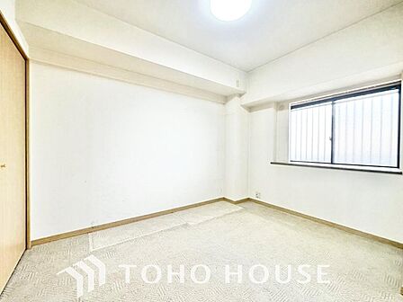 快適な光と心地よい風を取り入れ、心と体をゆったりと安らげる寝室です。広々とした洋室は寝室に最適です。ベッドやデスク、ドレッサーなどを配置しても、ゆとりある空間で、一日の疲れを心地よく癒やしてくれます。