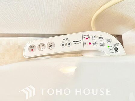 清潔で快適なトイレタイムをサポートする、温水洗浄便座を完備しました。気になるニオイを抑える脱臭機能なども備えており、いつも爽やかで心地よい空間を保ちます。日々の暮らしに寄り添う嬉しいこだわり設備です。