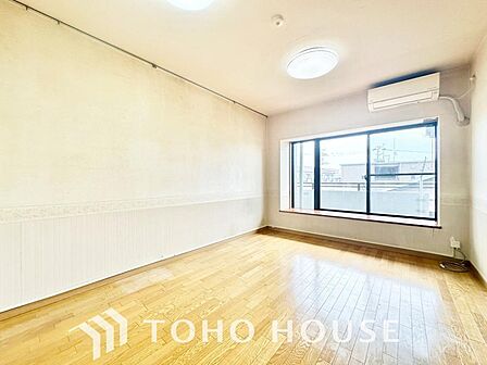 光と風が心地よい開放的なリビングは、自然と家族が集まる住まいの特等席です。家の中で一番明るく、使い勝手のよさにこだわった空間に仕上げています。家族みんながのびのびと過ごせる、開放感あふれる住まいです。