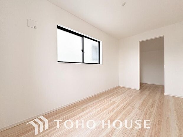 お子様の心と身体を見守る子供部屋として、小さな自立心を育むお部屋作り、を見越してご覧下さい。プライベートな時間を大切にしながら、のびのびと自分らしさを育み、健やかに成長できる、快適な空間を実現します。