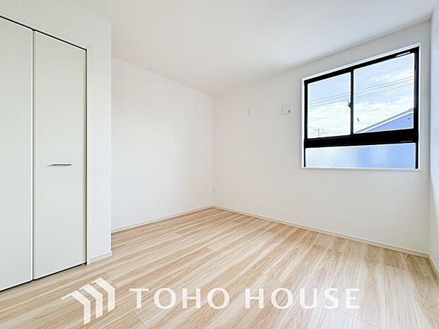 クローゼット完備で、家具配置がしやすいシンプルな居室。画像と現地では、お部屋の広さや天井高の開放感など、印象が大きく異なります。ぜひ現地に足を運んでいただき、ご自身の目で本当の魅力を確かめてください。
