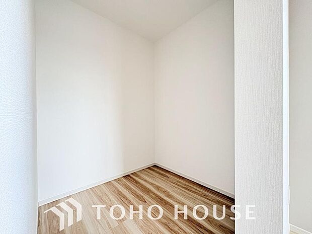 たっぷりと荷物が収納できるよう、ウォークインクローゼットを完備しました。実際の大きさや、広さの感覚は、画像とは異なりますので、ぜひ現地に足を運んでいただき、ご自身の目でその魅力を確かめてみてください。