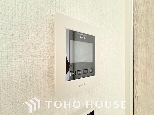 見える安心をカタチにしました。誰が来ても一目で相手の顔がわかる、モニター付きインターホンを設置しています。お子様の留守番時や防犯面でも、非常に効果的で、毎日の暮らしに確かな安心感をプラスする設備です。