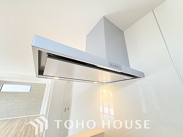 調理中の煙や臭いを、効率よく排出し、キッチン空間を清潔に保つレンジフード。リビングに臭いが広がるのを防ぎ、いつでも爽やかな空間をキープします。お料理の時間をより快適に、スマートにサポートする設備です。
