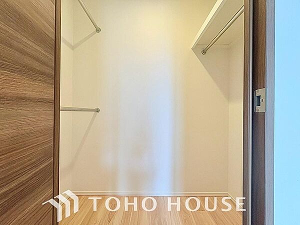 たっぷりと荷物を入るよう広々としたウォークインクローゼットを完備。使い勝手の良さを追求しております。衣類だけでなく、季節家電やスーツケースもすっきりと収まり、お部屋の美しさと広さをキープできる収納に。