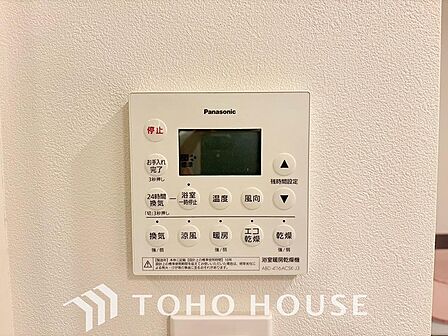 「浴室がジメジメしないので掃除が楽に」「幼い子供がいるので、汚れものも多くいつでも洗濯物を干せるのが安心」「花粉症なので、外干しできないから便利」そんな声を多く頂いている便利機能の浴室乾燥機付きです。