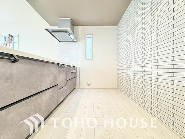 優しい温もりを醸し出す、美しく使いやすいキッチン空間です。随所に料理のための配慮を注いだ、広々としたスペース。快適に作業ができるので、毎日の料理が楽しくなり、料理の腕も日に日に上がっていきそうですね。