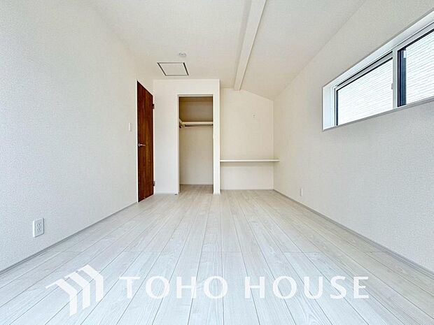 お子様の心と身体を見守る子供部屋として、小さな自立心を育むお部屋作り、を見越してご覧下さい。プライベートな時間を大切にしながら、のびのびと自分らしさを育み、健やかに成長できる、快適な空間を実現します。