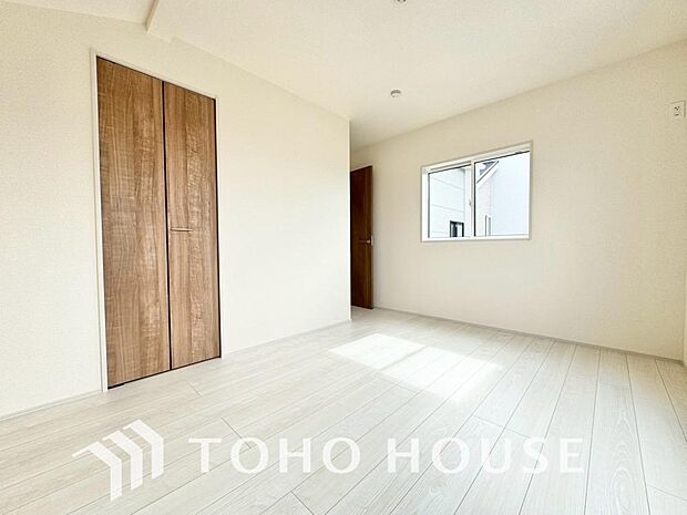 クローゼット完備で、家具配置がしやすいシンプルな居室。画像と現地では、お部屋の広さや天井高の開放感など、印象が大きく異なります。ぜひ現地に足を運んでいただき、ご自身の目で本当の魅力を確かめてください。