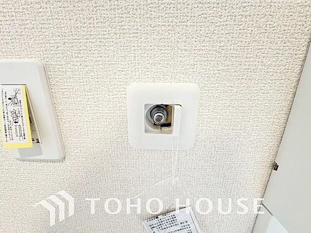冬場に重宝するガスファンヒーターなどの使用に便利で頼もしい室内ガス栓。ワンタッチで手軽に接続でき、寒い季節の快適な暖房環境を、スムーズに整えます。安全かつスマートに、温かい空間づくりを支える設備です。