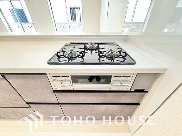 毎日料理をする方や、品数を多く作りたいご家族に、嬉しい3口コンロ。複数の調理を同時に進められるため、忙しい時間帯の夕食準備もスムーズにはかどります。料理の効率と、楽しさを広げてくれる、必須の設備です。