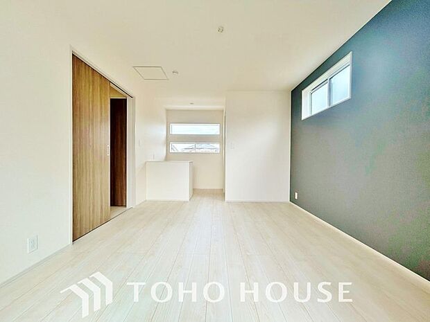 心身ともにゆったりと安らげる主寝室。寝室のゆとりが大きい分だけ、暮らしの安らぎは深まります。一日の疲れを癒やすプライベート空間にふさわしい落ち着きと広さを確保し、上質な眠りと快適な朝を迎えるお部屋に。