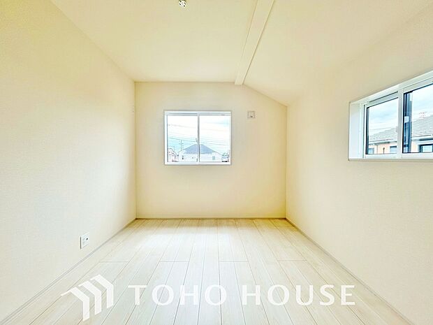 お子さまの心と身体を見守る子供部屋として、小さな自立心を育むお部屋作りを見越してご覧下さい。成長に合わせてレイアウトを変更しやすく、のびのびと過ごせる設計に。将来の夢や個性を豊かに育む安心の空間です。