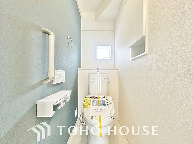 家族が毎日使うプライベートな空間。清潔で使いやすいトイレにすることで、日々の暮らしがより快適になります。最新の機能とお手入れのしやすい設計を施し、いつでも気持ちよく、家族誰もが安心して使える空間です。