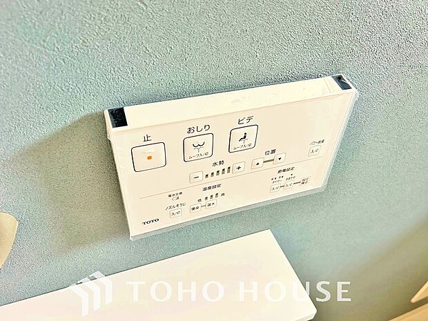 寒い冬でも快適な温水洗浄便座を完備。便座カバーを使わずに済むため、衛生面が気になる方も安心です。日々のお手入れがしやすく、清潔な状態を維持できます。いつでも温かい便座が毎日の快適な暮らしを支えます。